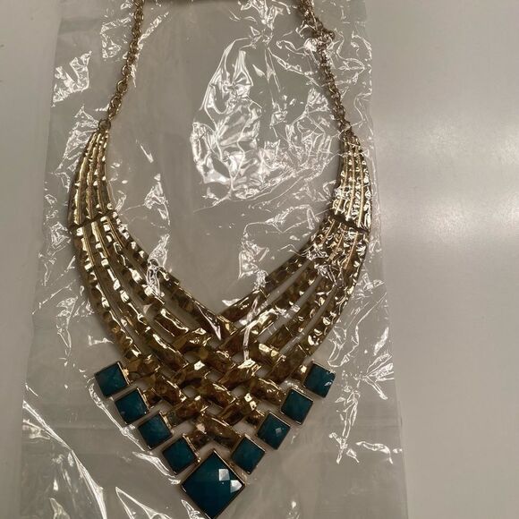 4/$20 Green & Gold Statement Necklace & Earring Set - Picture 5 of 11